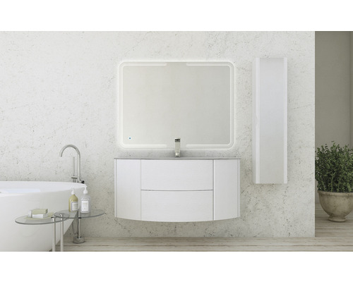 Badezimmer mit Waschbeckenunterschrank, Spiegel mit Beleuchtung und Hochschrank