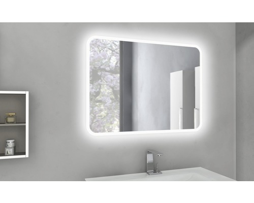 Salle de bains avec miroir éclairé et lavabo