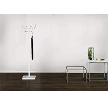 Garderobenständer mit Schirm und zwei Beistelltischen im minimalistischen Stil.