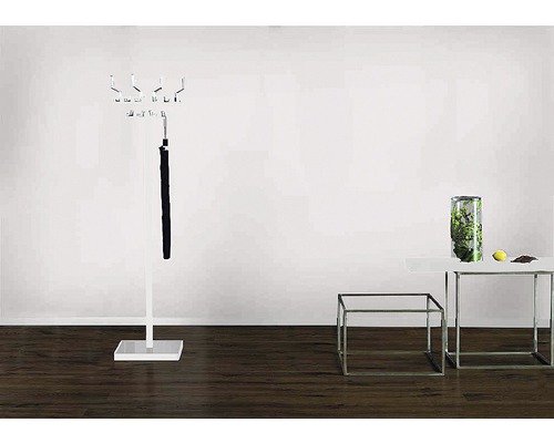 Garderobenständer mit Schirm und zwei Beistelltischen im minimalistischen Stil.