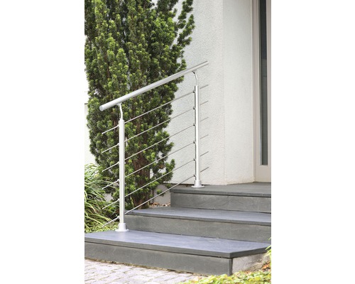 Garde-corps en acier inoxydable sur un escalier extérieur menant à une maison