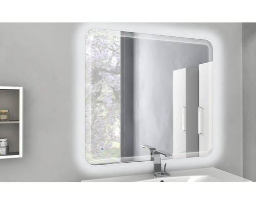 Miroir de salle de bains éclairé au-dessus d''un lavabo avec robinet dans une salle de bains.