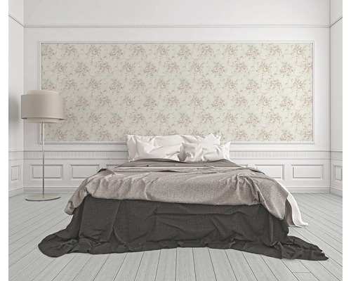 Chambre à coucher avec lit, papier peint à motifs floraux et lampadaire