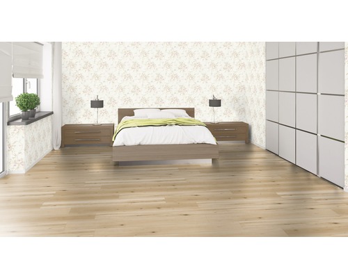 Chambre à coucher avec papier peint floral, lit, tables de chevet, lampes et armoire