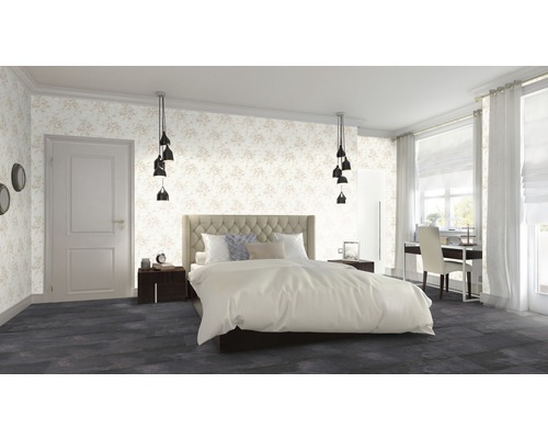 Chambre lumineuse avec lit double, tables de chevet et papier peint fleuri.