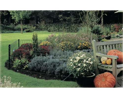 Garten mit Blumenbeet, niedrigem Zaun und einer Holzbank mit Kürbissen