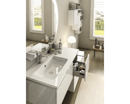 Salle de bain lumineuse avec lavabo, miroir et tiroir ouvert