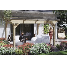 Terrasse couverte avec structure en bois, sièges et jardin