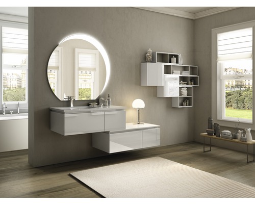 Salle de bains avec lavabo, miroir avec éclairage et étagères