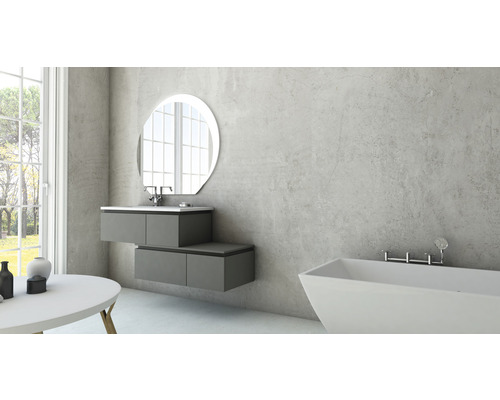 Salle de bain lumineuse avec meuble-lavabo, miroir, baignoire et table