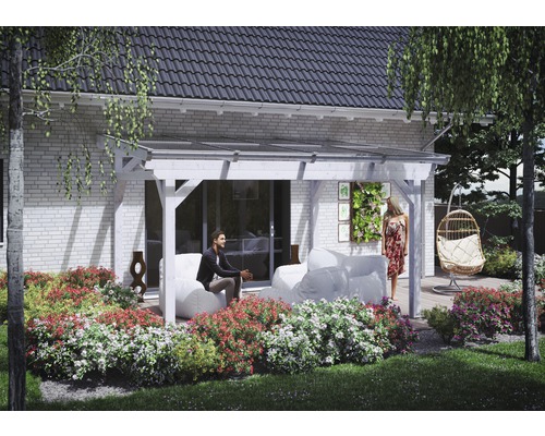 Terrasse avec auvent en bois, mobilier de salon et mur végétalisé dans le jardin.