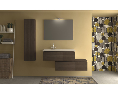 Salle de bains avec lavabo, miroir, armoire suspendue et étagère
