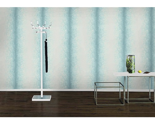 Beispiel eines hellen Raumes mit gestreifter Tapete, Garderobe und Tischdekoration