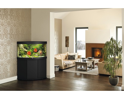 Salon avec aquarium d''angle sur meuble bas, canapé, tables basses et cheminée