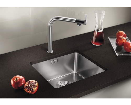 Évier en acier inoxydable avec robinet dans une cuisine moderne