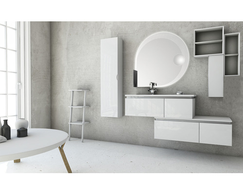 Helles Badezimmer mit Waschtisch, Spiegelschrank und Regalen für ein modernes Ambiente.