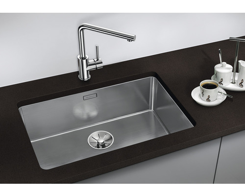 Évier en acier inoxydable avec robinet et cuve sur un plan de travail