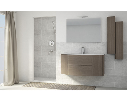 Modernes Badezimmer mit Waschtischunterschrank, Spiegel, Handbrause und Duscharmatur.