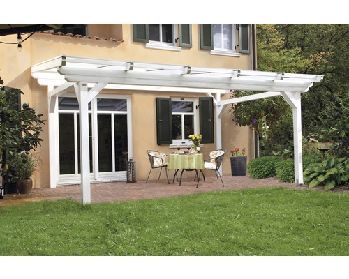 Weisse Holzpergola mit Sitzgruppe auf einer Terrasse