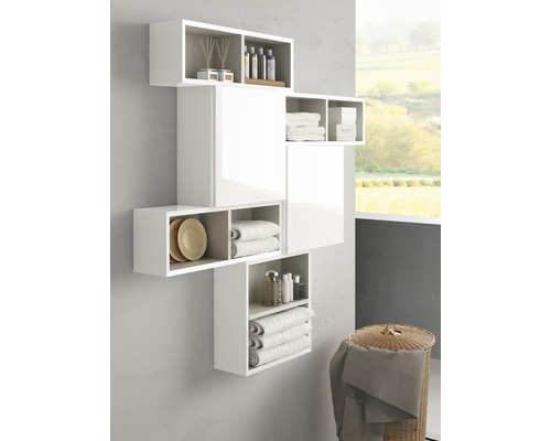 Wandregal mit Fächern und Schranktüren im Badezimmer zur Aufbewahrung von Handtüchern und Kosmetikartikeln