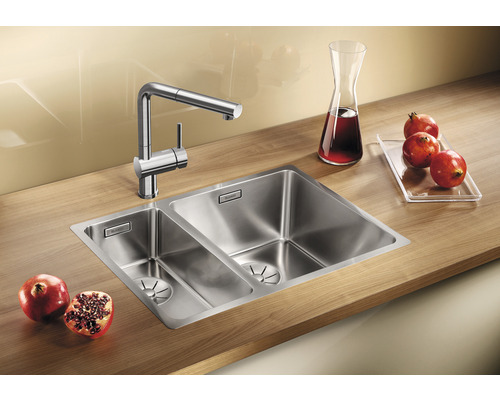 Évier à deux cuves et robinet sur un plan de travail