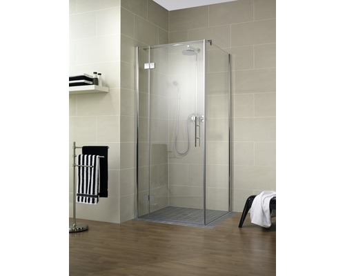 Badezimmer mit Duschkabine aus Glas und Handtüchern