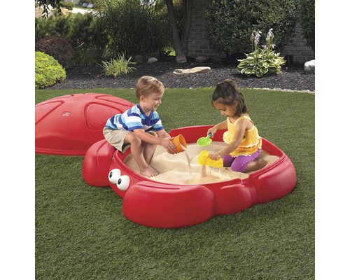 Bac à sable pour enfants en forme de crabe avec deux enfants jouant avec des jouets de sable