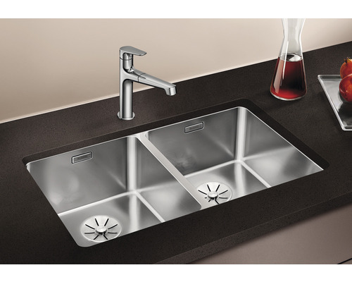 Évier en acier inoxydable avec deux bacs et robinet