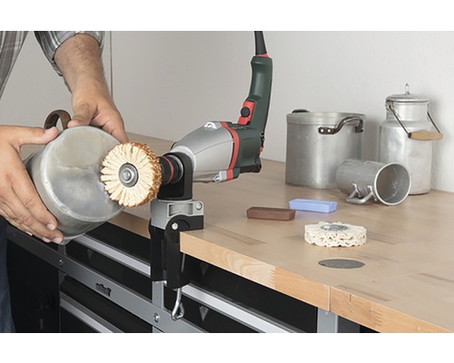 Polisseuse avec pièce et accessoires sur un établi