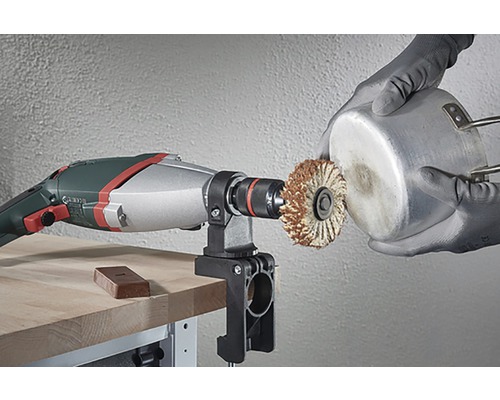 Outil électrique avec brosse montée travaillant un pot.