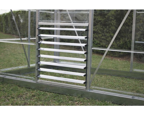 Gros plan d''une serre avec fenêtre à lamelles pour la ventilation