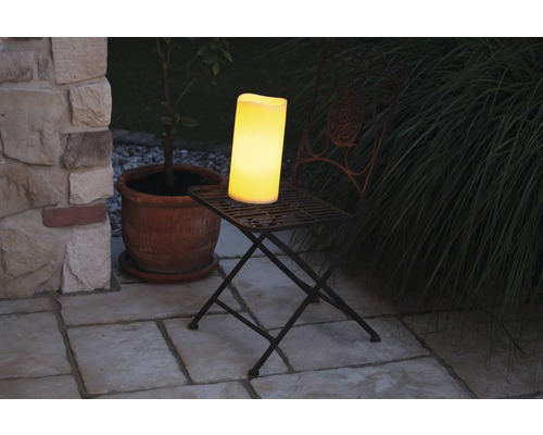 Lampe de table LED sans fil lumineuse sur une table en métal à l''extérieur.