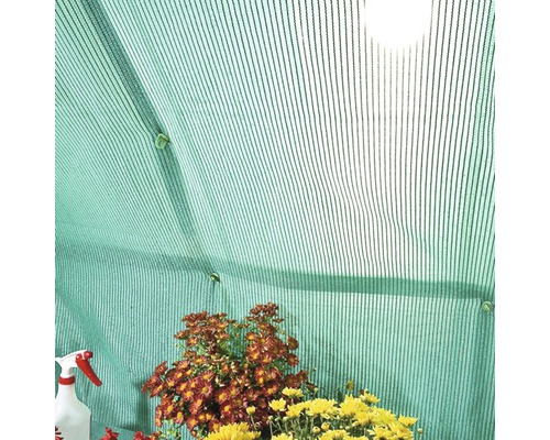Couverture de serre verte avec fleurs et vaporisateur