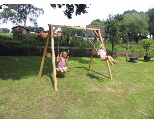 Balancelle en bois avec deux enfants dans le jardin