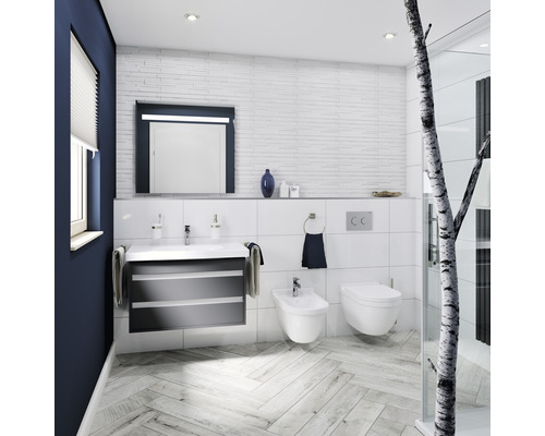 Helles Badezimmer mit Waschtisch, Spiegel, Toilette und Bidet