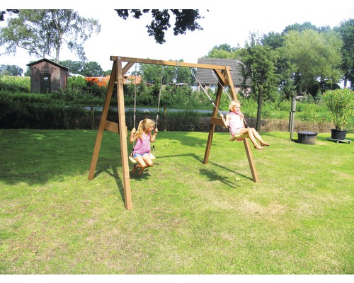 Balancelle en bois autoportante avec deux enfants se balançant dans le jardin.