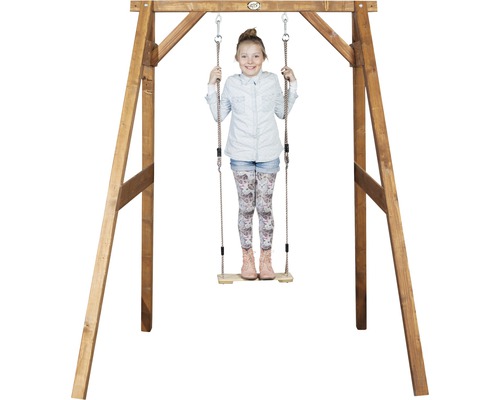 Portique en bois avec une fille sur la balançoire