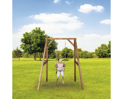 Portique en bois avec enfant sur pelouse