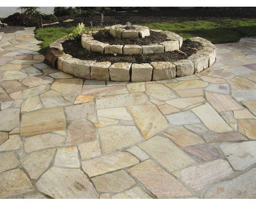 Aussenbereich mit Natursteinpflaster und spiralförmigem Hochbeet