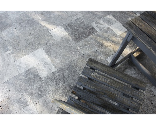 Revêtement de sol en dalles de pierre naturelle et chaise en bois