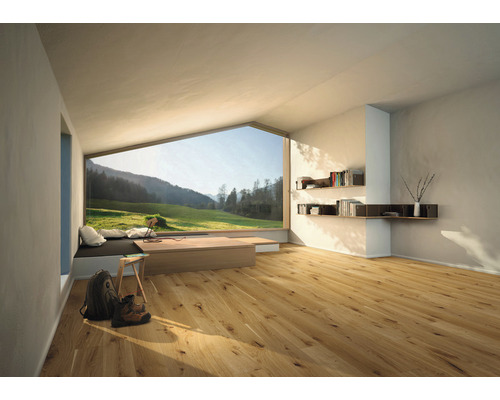 Pièce lumineuse avec parquet en bois, grande fenêtre donnant sur un paysage verdoyant, étagères et décor minimaliste