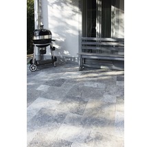 Aussenbereich mit Grill, Sitzbank und Natursteinplatten