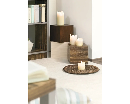 Film adhésif d-c-fix® uni mat blanc 67,5x200 cm Arrangement décoratif avec des bougies sur des socles en bois et un dessous de plat