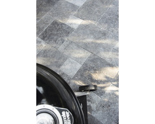 Pavés gris en motif à chevrons avec barbecue