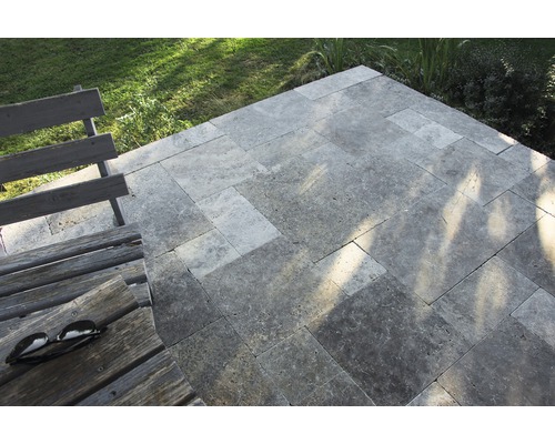 Terrasse avec pavés en travertin et banc en bois