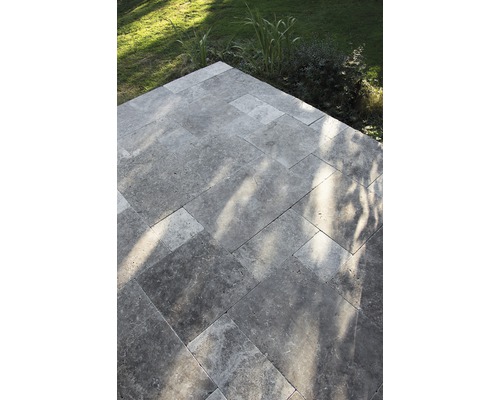 Terrasse avec dalles rectangulaires en pierre naturelle