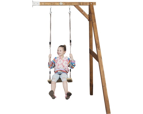 Balancelle en bois avec une fille sur le siège