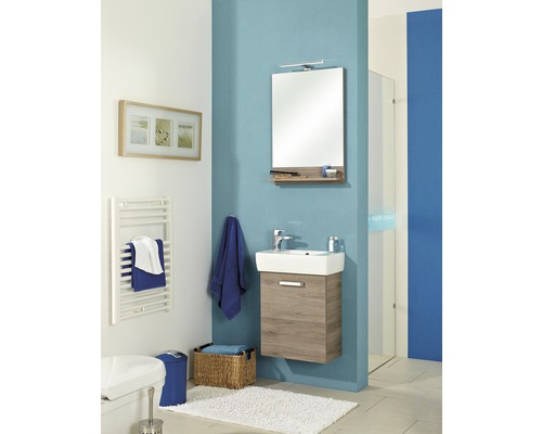 Badezimmer mit Waschbeckenunterschrank, Spiegel, Heizkörper und Zubehör