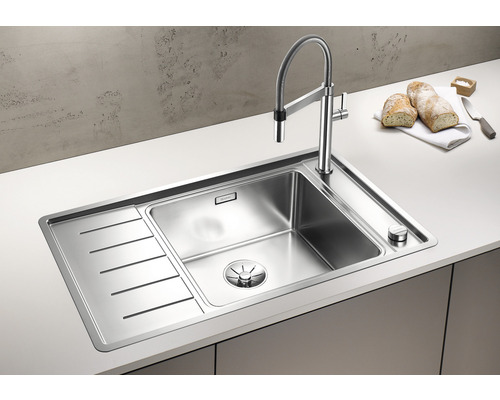 Évier de cuisine en acier inoxydable avec égouttoir et robinet