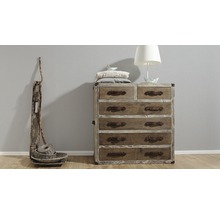 Commode avec plusieurs tiroirs et poignées en cuir, ainsi qu''un lampadaire et des paniers décoratifs